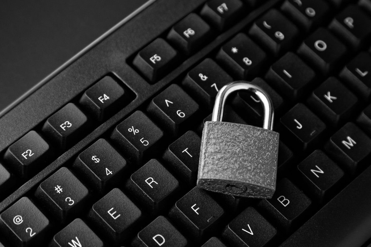 Ein Vorhängeschloss liegt auf einer schwarzen Computertastatur